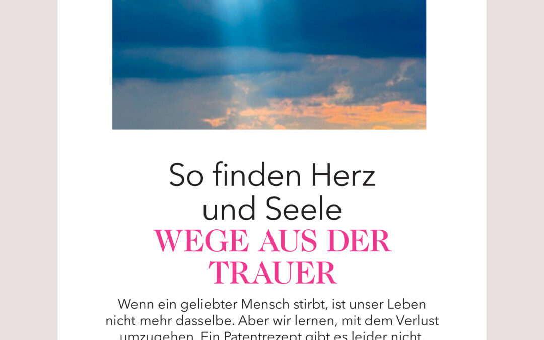 Titelbild eines Magazins mit einem Foto von Sonnenstrahlen, die durch eine Wolkendecke brechen. Der Artikel trägt den Titel: "So finden Herz und Seele Wege aus der Trauer". Untertitel: "Wenn ein geliebter Mensch stirbt, ist unser Leben nicht mehr dasselbe. Aber wir lernen, mit dem Verlust umzugehen. Ein Patentrezept gibt es leider nicht. Aber dafür viele Angebote und Anlaufstellen, die uns dabei unterstützen können." Der Artikel ist von Anke Hermeling.